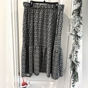 Flowy skirt. Black with tiny flowers. Polyester. SHEIN. 3xl.